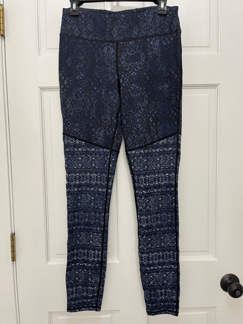 Gaiam Black & Dark Blue Geometric Patterned Leggings - Size Medium